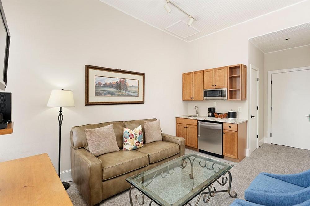 Independence Square 213, Spacious Hotel Room With 2 Queen Beds, Wet Bar, And Sitting Area Άσπεν Εξωτερικό φωτογραφία
